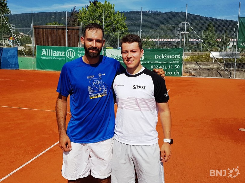 Jonathan Wagner (à droite) et Leo Annicchiarico ont proposé un spectacle haut en couleurs à Delémont ce samedi.