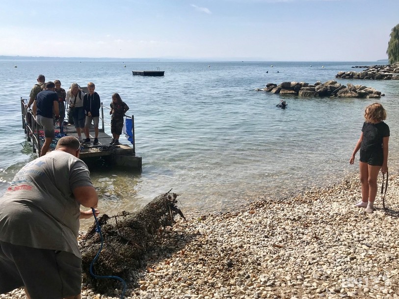 Un grillage à poule a été pêché dans le lac de Neuchâtel grâce à des plongeurs et des bénévoles sur une barge.