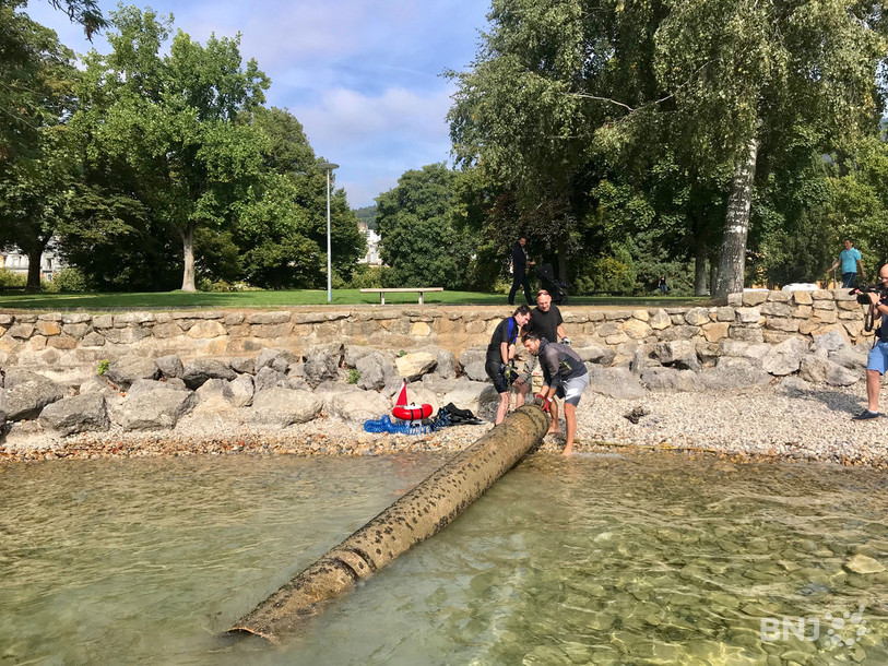 Un tuyau en PVC long de cinq mètres a été déniché dans le lac de Neuchâtel et rapporté sur la plage des Jeunes-Rives grâce à la barge.