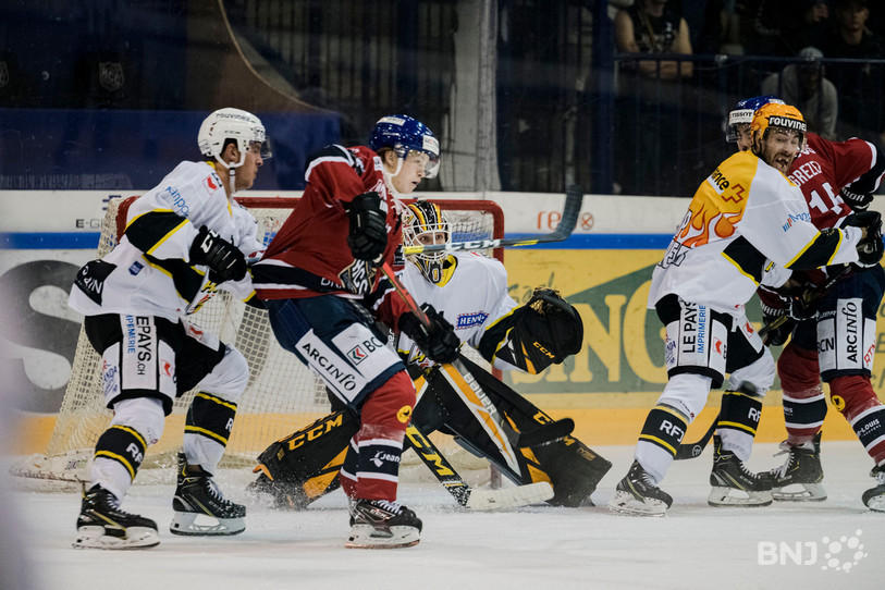 Avec un Tim Wolf très à son affaire dans la cage et un Philip-Michaël Devos double buteur, le HC Ajoie a fait sa loi sur la glace de La Chaux-de-Fonds (photo : Jonathan Vallat).