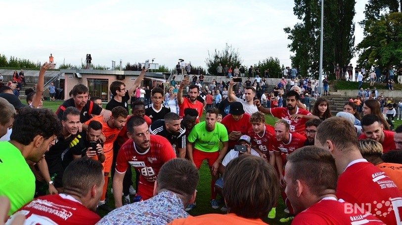 Le FC Béroche-Gorgier s'est regroupé pour entonner un chant de victoire.