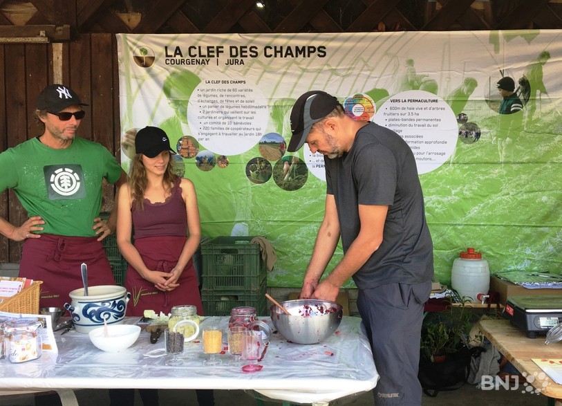 Les visiteurs ont pu faire leurs propres bocaux de légumes fermentés sur le stand de la Clef des Champs.