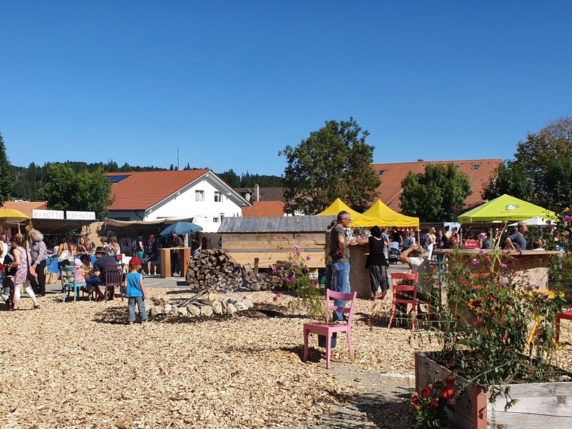 Le marché bio s'est déroulé sous le soleil ce week-end (photo : Lina Dubied).