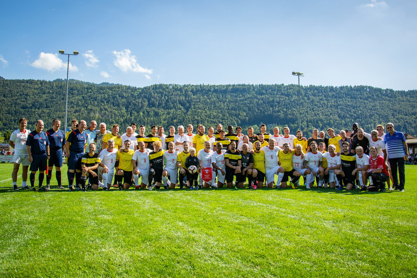 Les joueurs du FC St-Imier ont affronté dimanche les Suisse Legends, une équipe composée d'ancien joueurs de l'équipe nationale. (Photo : Olivier Trummer)