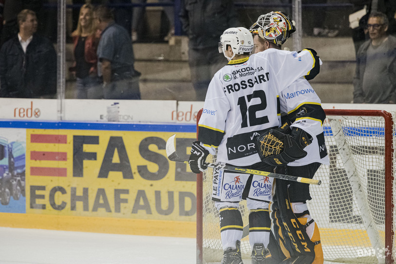 Thibault Frossard (auteur de deux assists) peut féliciter le gardien Tim Wolf auteur samedi de 33 parades pour le HC Ajoie (photo : archives/Jonathan Vallat).