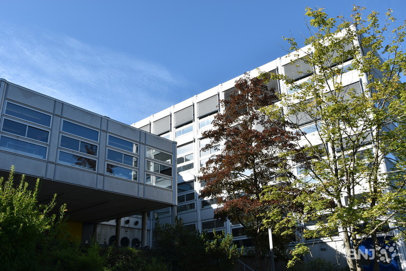 Les mesures sanitaires à mettre en place empêchent un enseignement adéquat dans les écoles  (ici le ceff Artisanat à Moutier) selon les autorités cantonales. (Photo : archives)