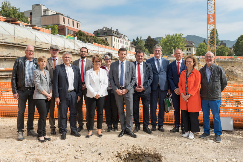 Le Gouvernement jurassien et le Conseil de fondation du Théâtre du Jura posent devant la 1re pierre.
