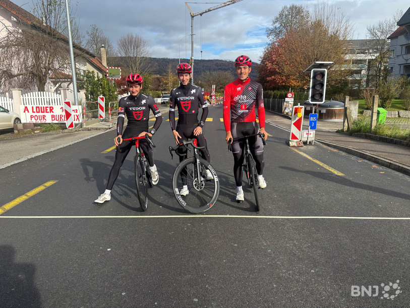 Robin Donzé, Yannis Voisard et Arnaud Tendon posent devant la future ligne de départ. 