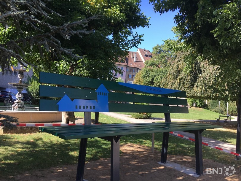 Le banc géant a pris place à l'entrée du parc du Pré-de-l'étang.