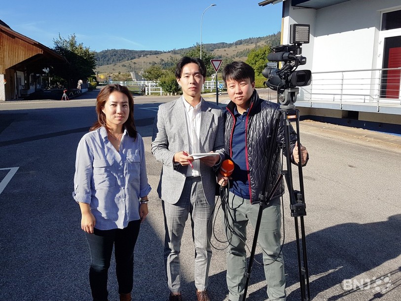 Les deux journalistes coréens (à droite) et leur interprète (à gauche) sont présents à Haute-Sorne.