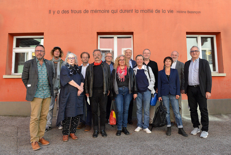 Cinq des 42 auteur-e-s cités-es le président de la Fondation pour la mise en valeur du site inscrit M. Denis Clerc, le président de la Ville de La Chaux-de-Fonds M. Théo Bregnard et Miguel Perez, conseiller communal au Locle, ainsi que de M. Raffaello Radicchi, dont le groupe Insulae est le sponsor unique de ce projet, étaient présents à La Chaux-de-Fonds pour la conférence de presse. (Photo : Ville de La Chaux-de-Fonds)