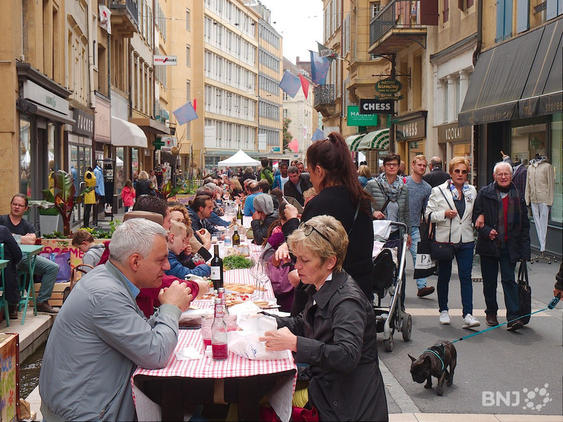 Le pique-nique géant de la rue du Seyon a rassemblé plus de 2000 personnes.