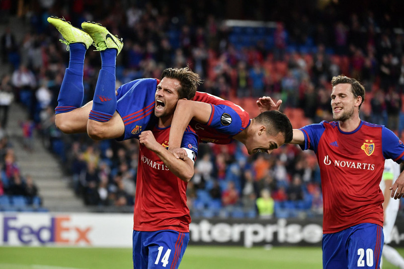 A l'image de Kevin Bua, porté aux nues par Valentin Stocker, les Bâlois ont survolé les débats jeudi soir au Stade St-Jacques. (Photo: Twitter/UEFA Europa League)