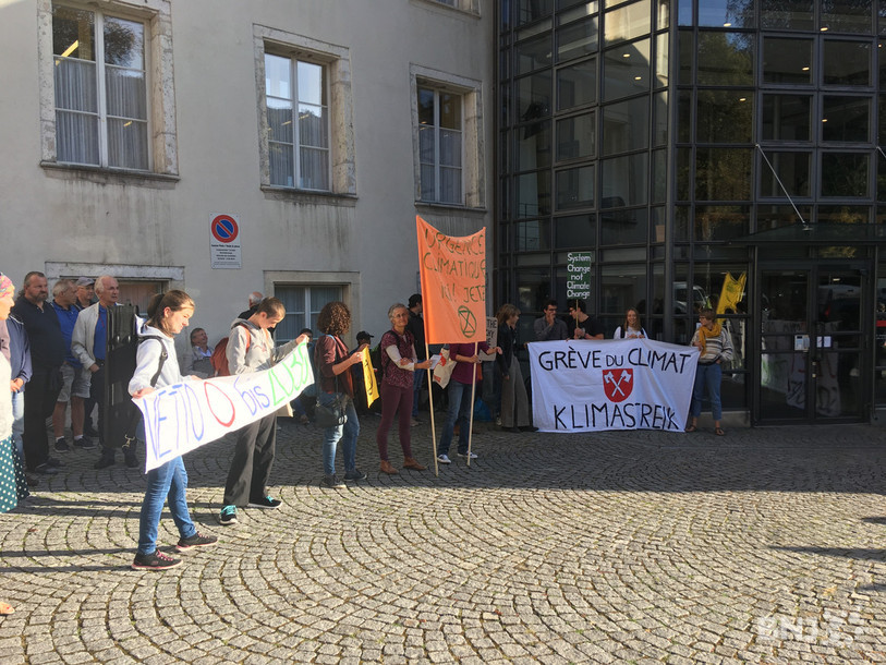 Environ 50 manifestants ont reçu les élus devant la salle du Conseil de ville jeudi.