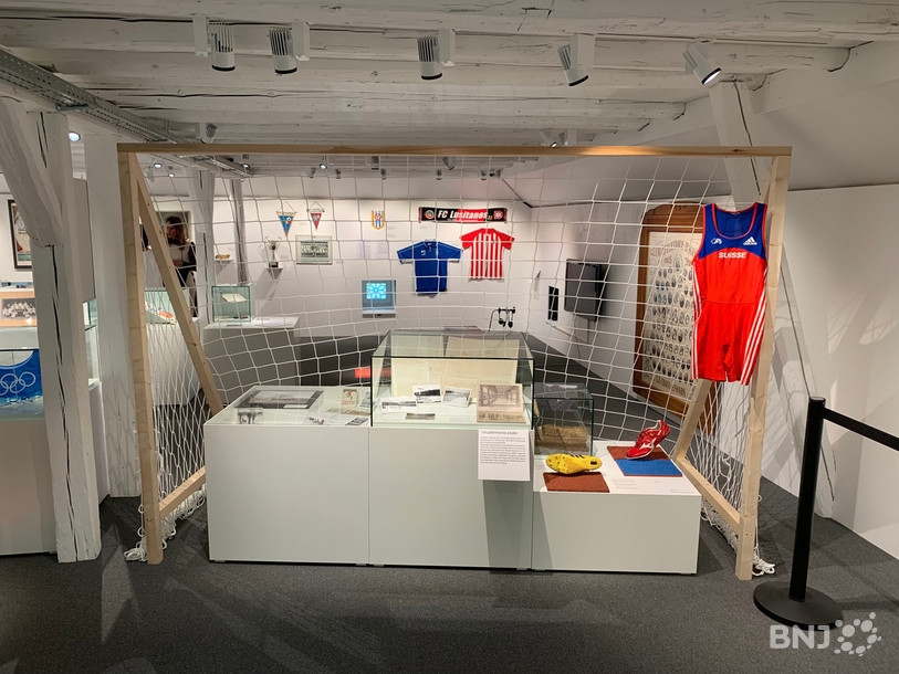 Reconstitution d'un but de football utilisé lors de joutes scolaires dans les années 1960 à La Chaux-de-Fonds.