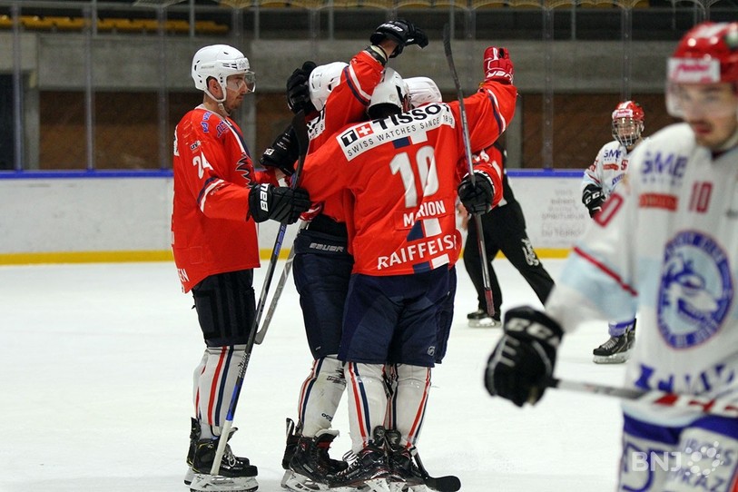 Lionel Giradin, tout à gauche, a inscrit le 2-1 pour le HC Uni à la 37e minute. Les Neuchâtelois n'ont ensuite jamais été rejoints.