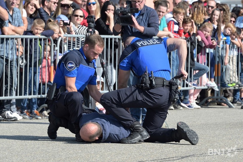 La police jurassienne en intervention (photo : Georges Henz).