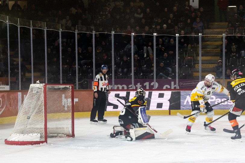 On joue la 39e minute : Jeremy Wick dévie astucieusement un envoi de l'intenable Anttoni Honka pour le 3-2 en faveur d'Ajoie. (Photo : Keystone/Anthony Anex)