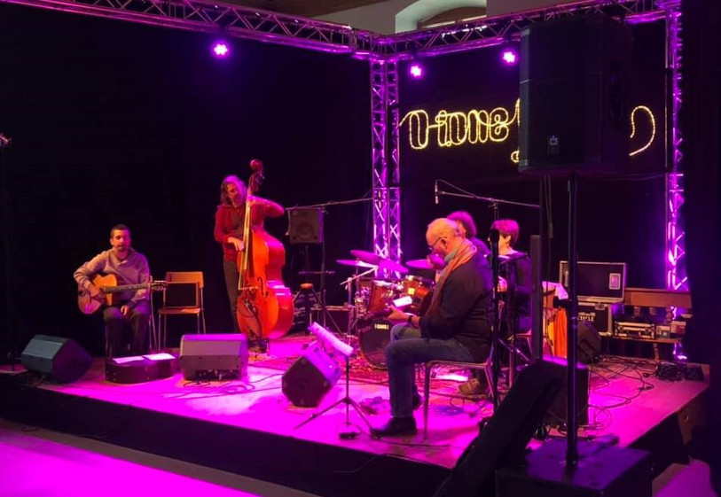GMR Trio avec Alain Tissot & Coralie Minder en train de se produire le vendredi soir dans le temple. (Photo: Facebook O-tone jazZ festival)
