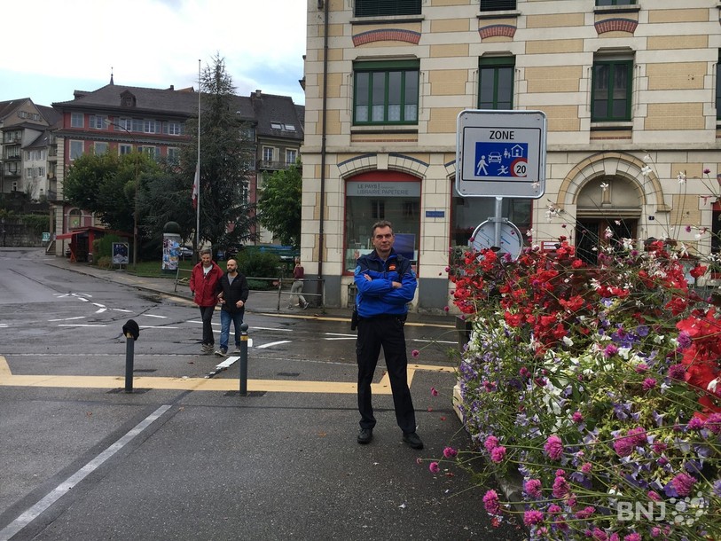 Dominique Vallat, commissaire de la police municipale, nous a servi de guide lors de notre balade en zone de rencontre à Porrentruy.