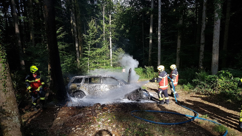 La voiture qui a pris feu a complètement brûlé. 