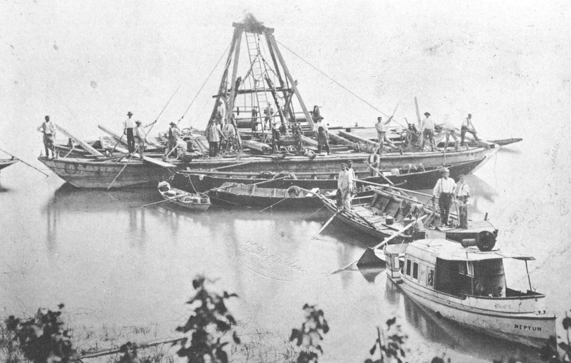 Le « Neptune » (au premier plan) après son sauvetage. A l'arrière-plan, le navire de sauvetage avec la construction spéciale sur le pont. Photo : Mémreg