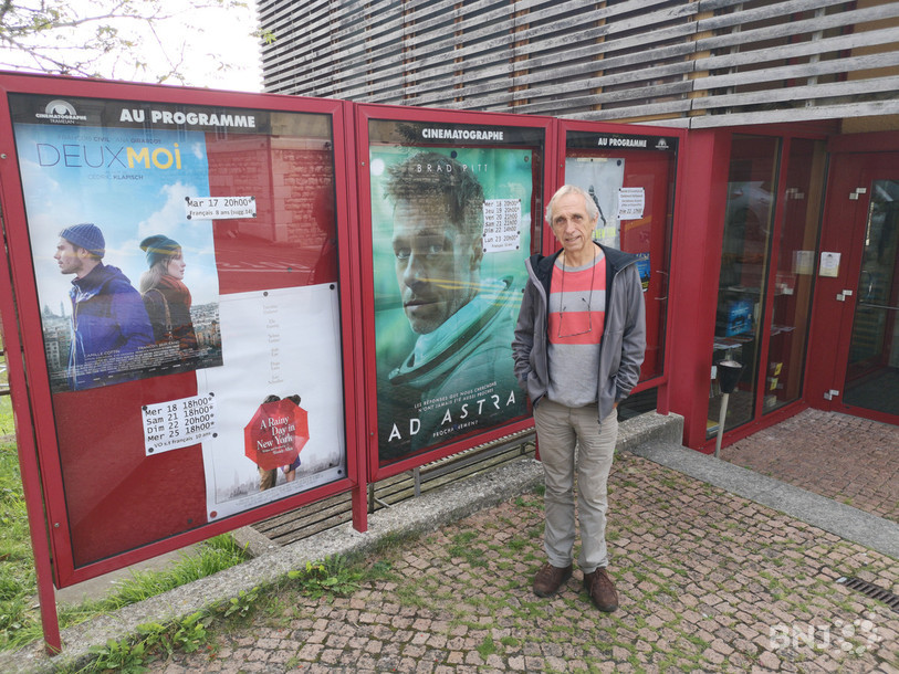 Daniel Chaignat pose devant le cinéma de Tramelan, sa deuxième maison qu’il rejoint chaque matin avec passion.