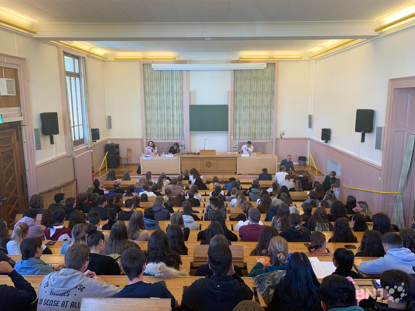 L'auditoire du lycée a été réquisitionné pour l'occasion. 