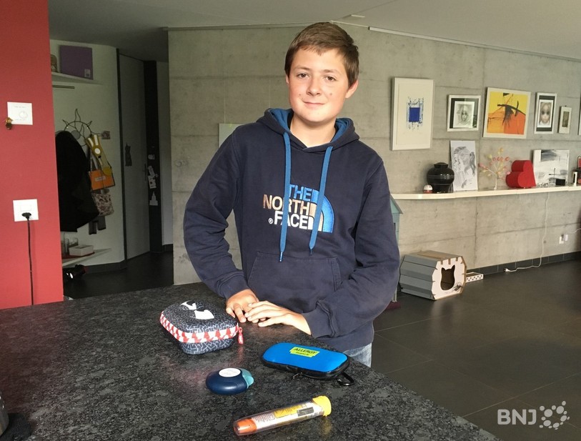 Arnaud Boillat, 15 ans, souffre d'allergies alimentaires depuis maintenant 5 ans. Pour mieux comprendre ses maux, sa maman Virginie a suivi un cours sur l'anaphylaxie et ses traitements.