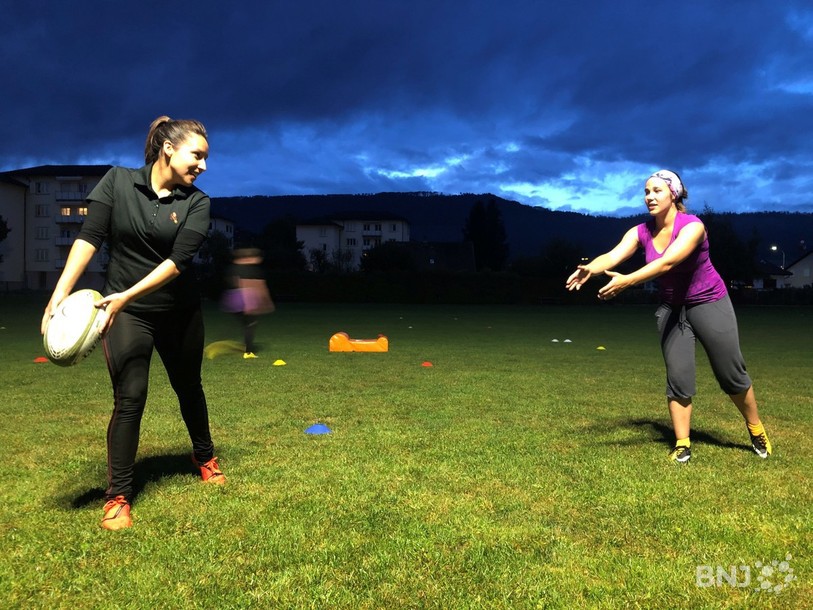 Chaque joueuse est chaussée de crampons.