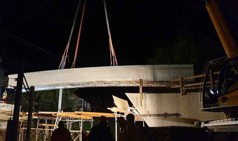 La passerelle a été posée en deux parties. (Photo: Shpetim Dabiqaj)