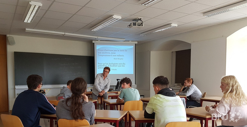 Une dizaine d'élèves grévistes ont assisté au cours alternatif de Jean-Jacques Schwab.