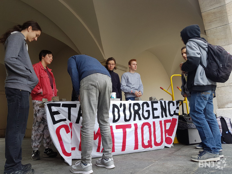 Les lycéens mobilisés tenaient un stand d'information à l'entrée de l'établissement.