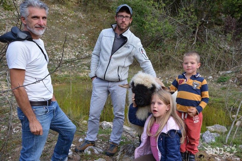 Marc Tourette, Allan Voisard et ses enfants entourent Mouth-Mouth.