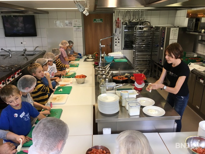 Annick Jeanmairet, journaliste gastronomique, a proposé aux enfants de cuisiner une salade tomates-mozzarella revisitée.