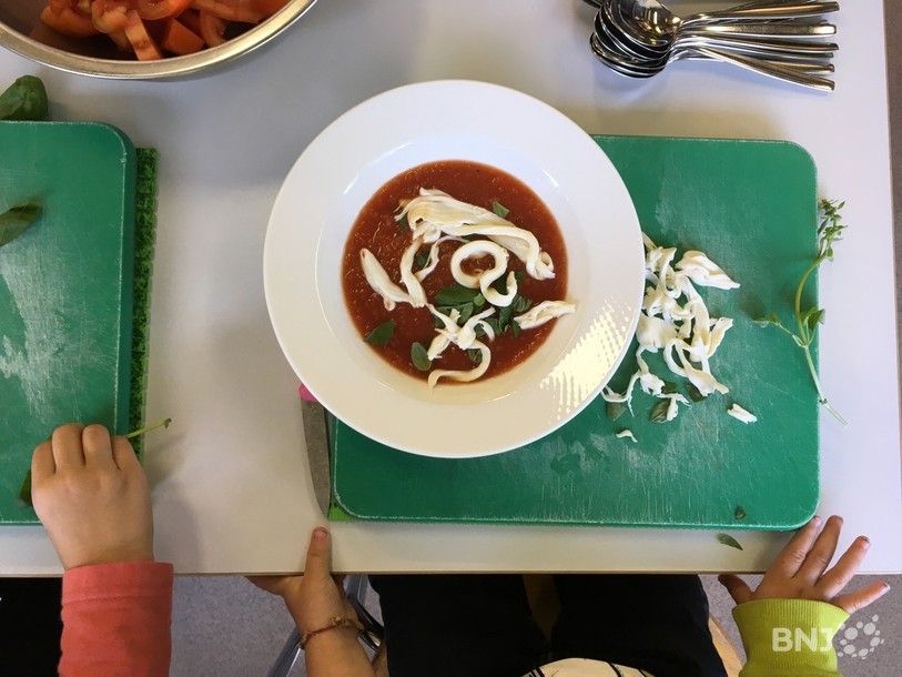 La salade tomates-mozzarella revisitée par un petit participant au cours.