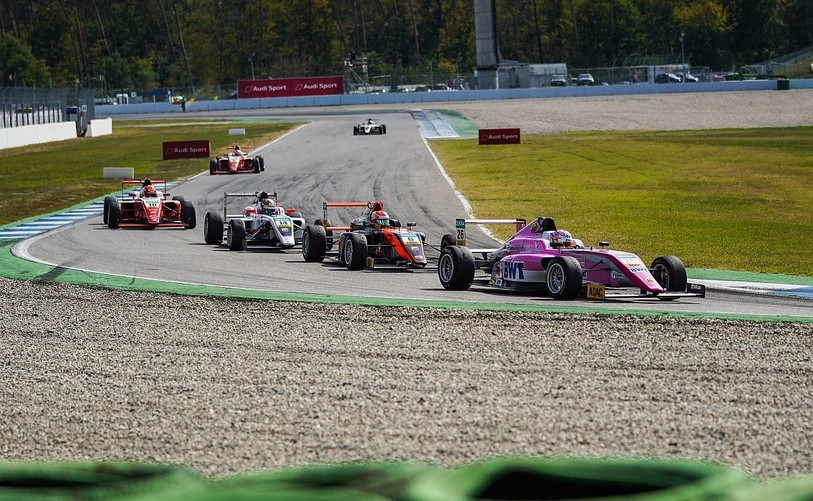 Grégoire Saucy, au 3e plan, a clôturé son Championnat d'Allemagne ce week-end. (photo : archives/ADAC Formel 4)