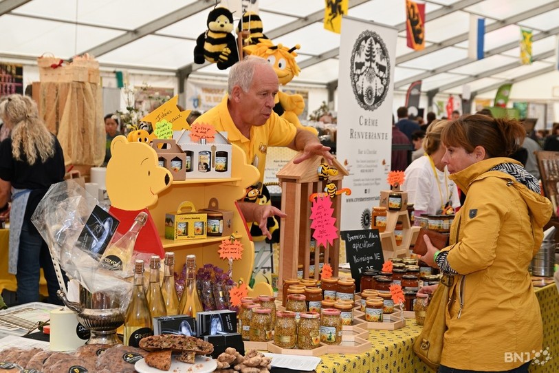 Parmi les produits présentés, du miel, mais aussi du fromage et des pâtisseries (photo : Georges Henz).