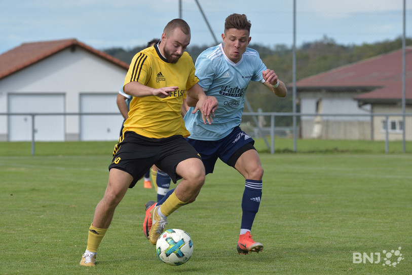 Valentin Hayoz tente de déborder l'équipe prévôtoise. Mais le FC Moutier aura le dernier mot dans ce bras de fer (photo : Georges Henz).