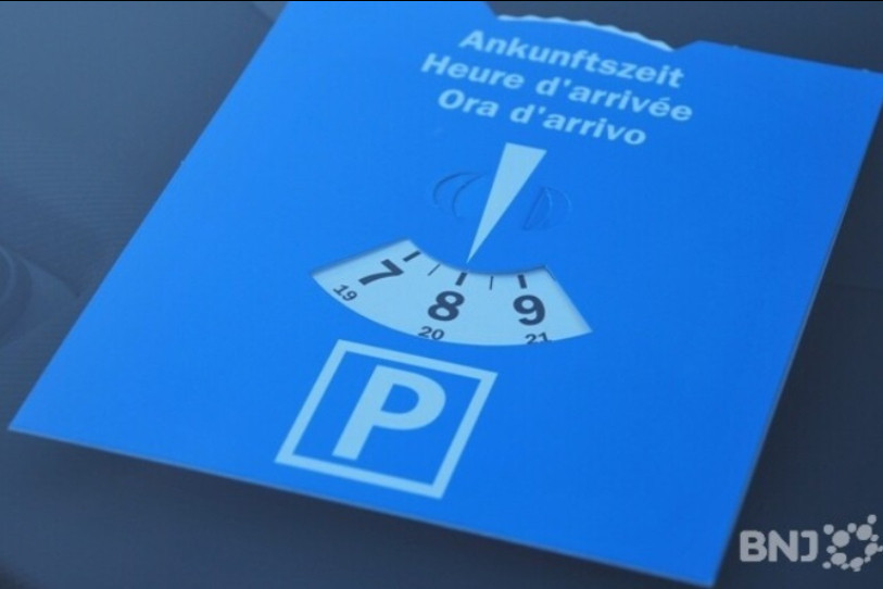 Les automobilistes devront prochainement déposer leur disque sur le pare-brise dans certaines rues de Porrentruy (photo : archives, illustration).