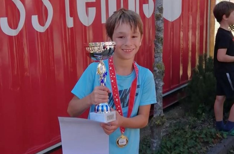 Nathan Filieri, 9 ans, vient remplir un peu plus l'armoire à trophée du tennis jurassien.