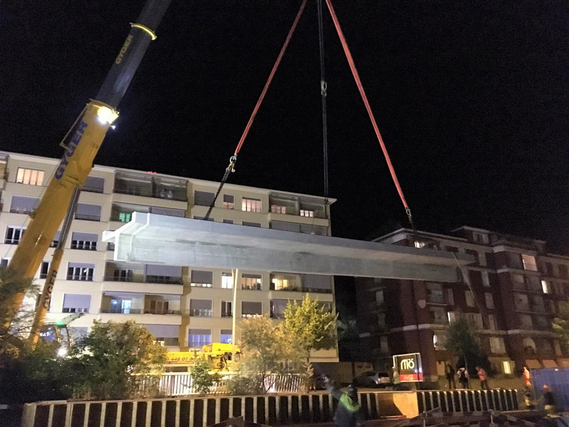 La travée centrale a été posée lundi soir entre 20h30 et 21h30. (Photo: Service de la communication de la Ville de Neuchâtel)
