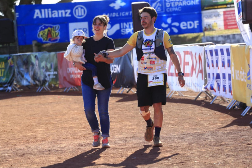 Quasi 58 heures après son départ, Hugo Renaudin a été accueilli sur l'aire d'arrivée par sa femme et sa fille. Un moment inoubliable pour le coureur. (Photo : Grand Raid).