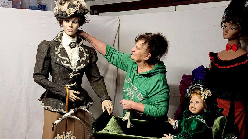 Dans son atelier à Crémines, Chantal Geiser coud essentiellement à la main, un moyen de faire pleinement corps avec ses créations historiques. Photo : Salomé Di Nuccio