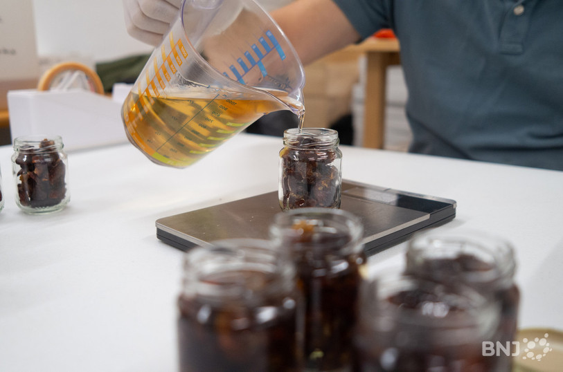 70g de sirop et Damassine et 35g de fruits séchés dans les bocaux préparés par Alain Perret.