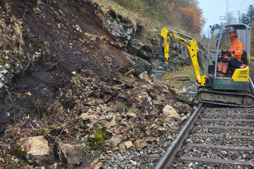Des travaux de remise en état du talus en bordure de voie entre les Hauts-Geneveys et les Geneveys-sur-Coffrane. (Photo : CFF)