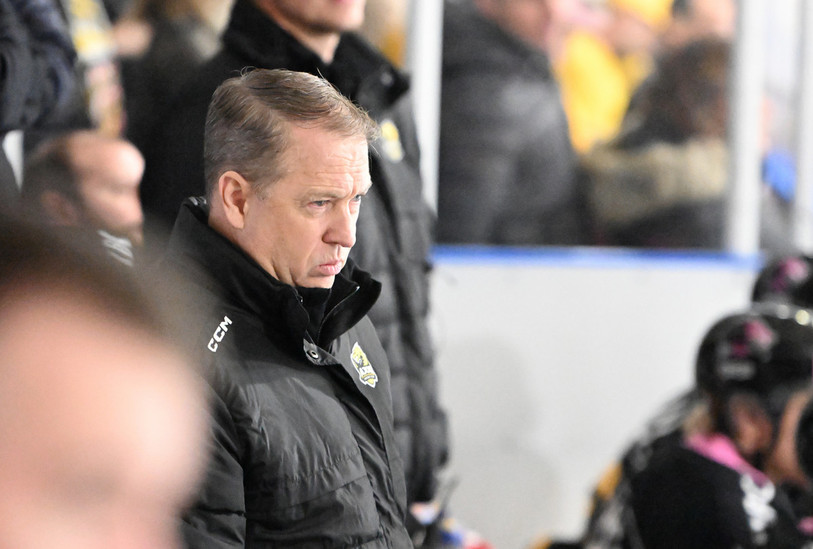 Greg Ireland peut avoir le masque après la défaite du HC Ajoie face à Ambri vendredi soir. Son équipe a mené trois fois avant de chuter (photo : Georges Henz).