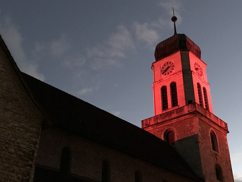 Comme d'autres monuments de la région, le Collégiale de St-Imier sera en rose durant tout le mois d'octobre. (Photo : Municipalité de St-Imier)
