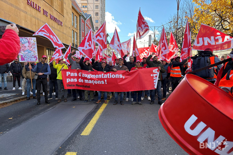 Des centaines de professionnels romands du bâtiment ont manifesté pour leurs conditions de travail ce lundi à La Chaux-de-Fonds.