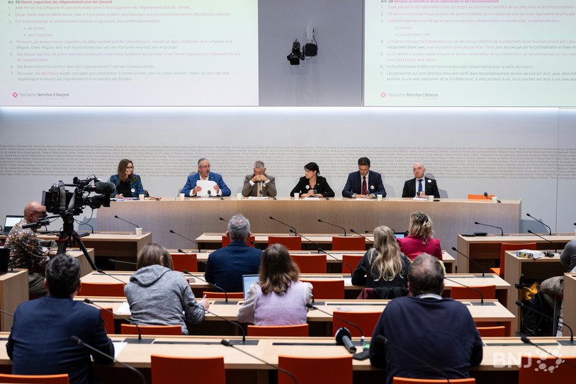 De gauche à droite : Noemie Roten, présidente du Comité d’initiative, le conseiller national Beat Flach, le conseiller d’État Charles Juillard, la conseillère nationale Christine Badertscher, le conseiller national Marc Jost et le conseiller d’État Daniel Jositsch, prennent la parole lors d’une conférence de presse sur l’Initiative fédérale suisse à Berne. (Photo : KEYSTONE/Peter Schneider)